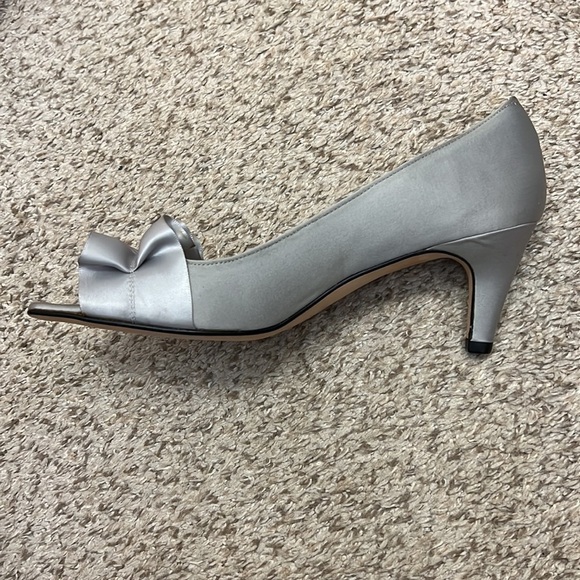 Vaneli Di Notte Silver Satin Peep Toe Heels - Picture 4 of 13